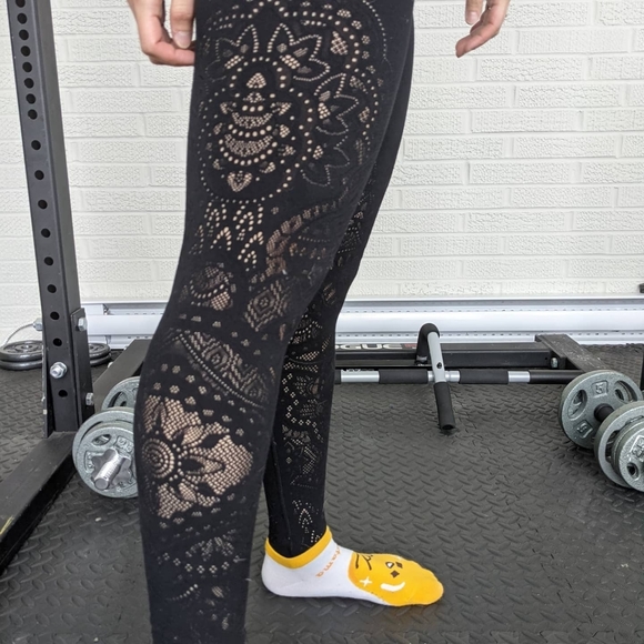 SOLD Lululemon mesh leggings + tank set size 4 - Picture 3 of 3